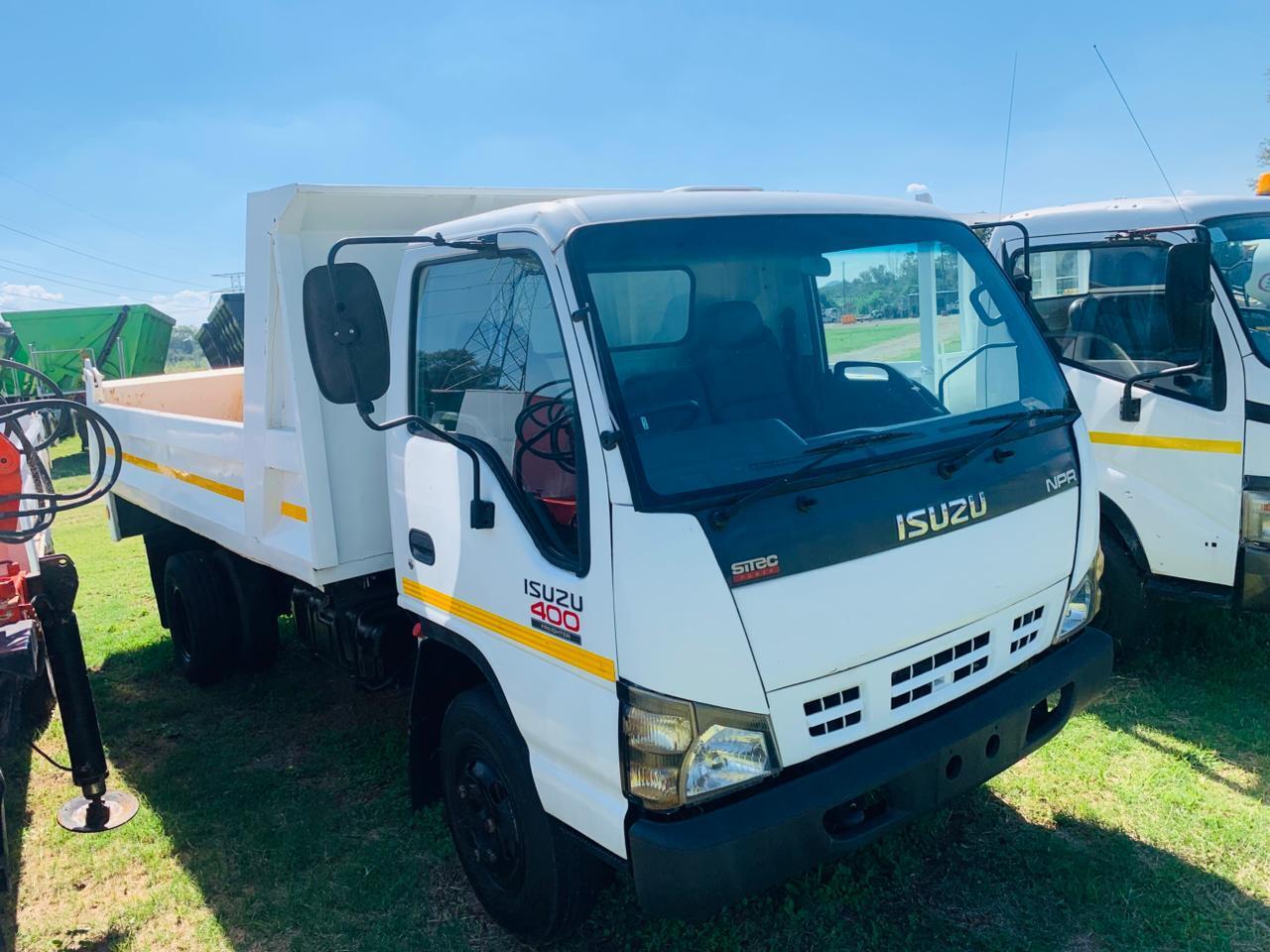 ISUZU NPR 400 3 CUBE TIPPER