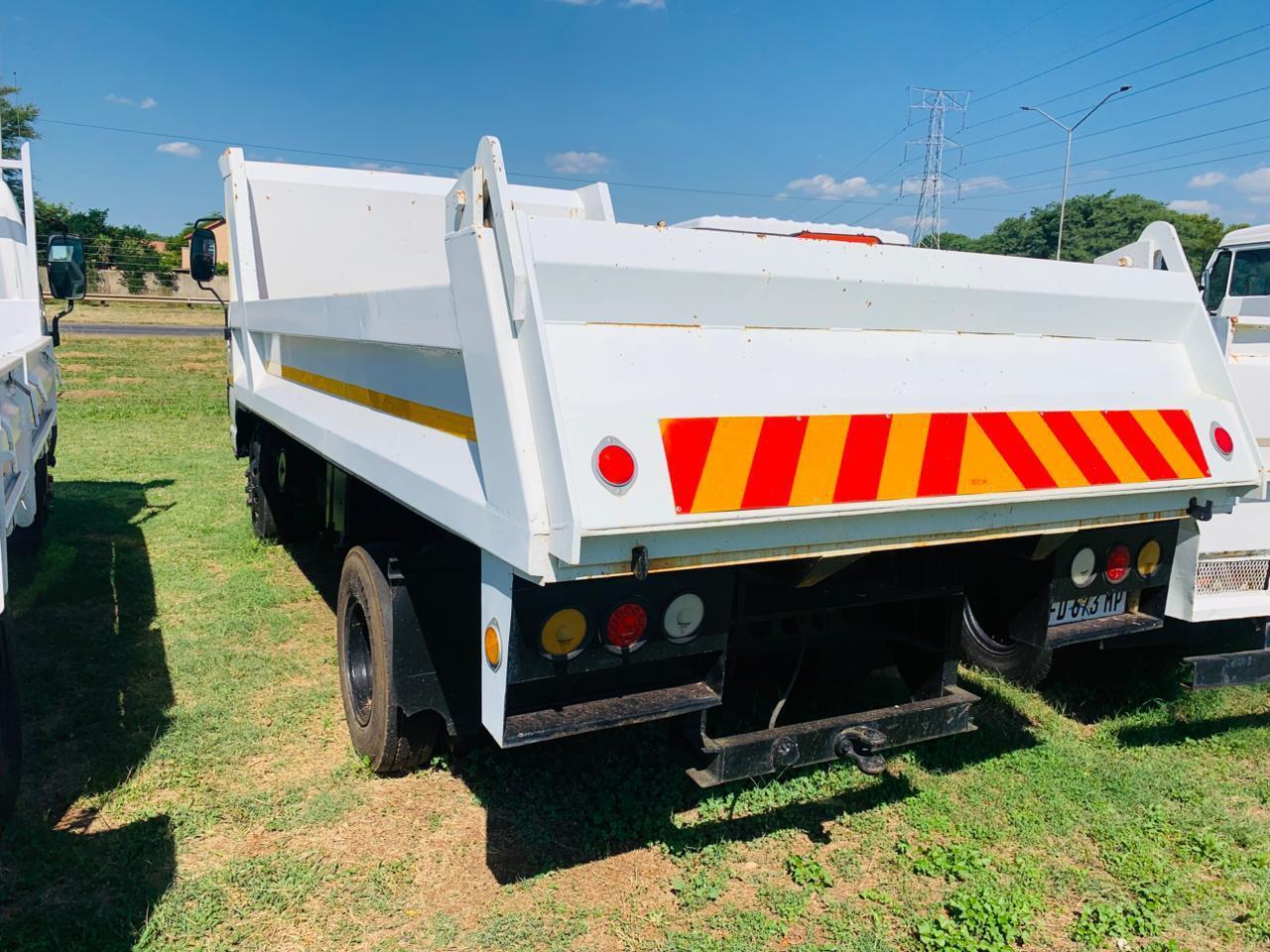 ISUZU NPR 400 3 CUBE TIPPER