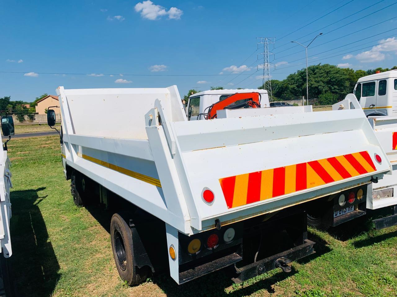 ISUZU NPR 400 3 CUBE TIPPER