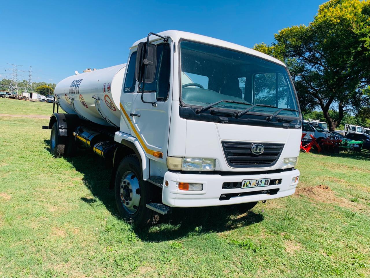 NISSAN DIESEL UD85 DIESEL TANKER