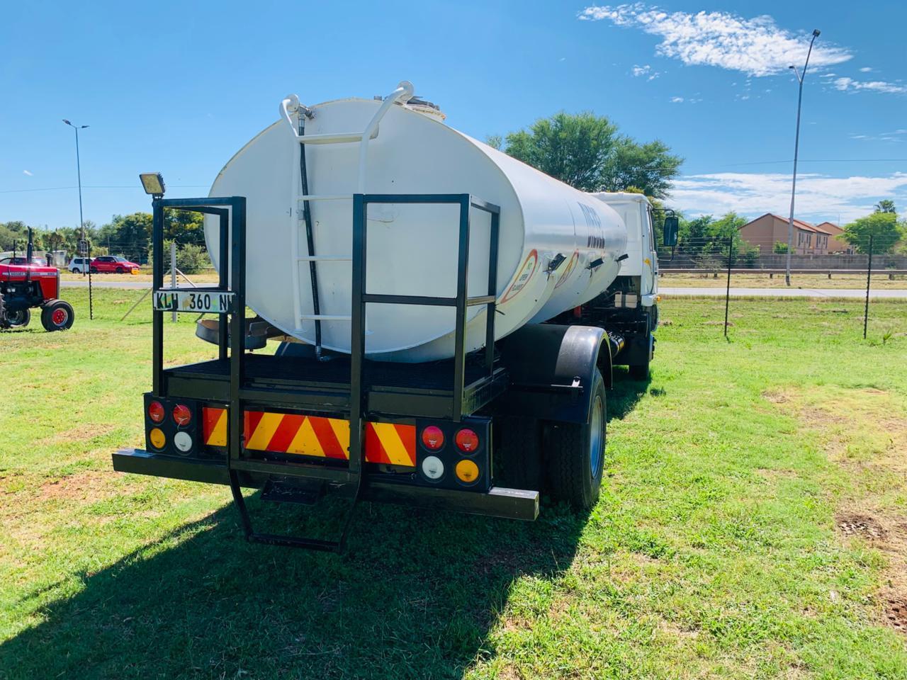 NISSAN DIESEL UD85 DIESEL TANKER