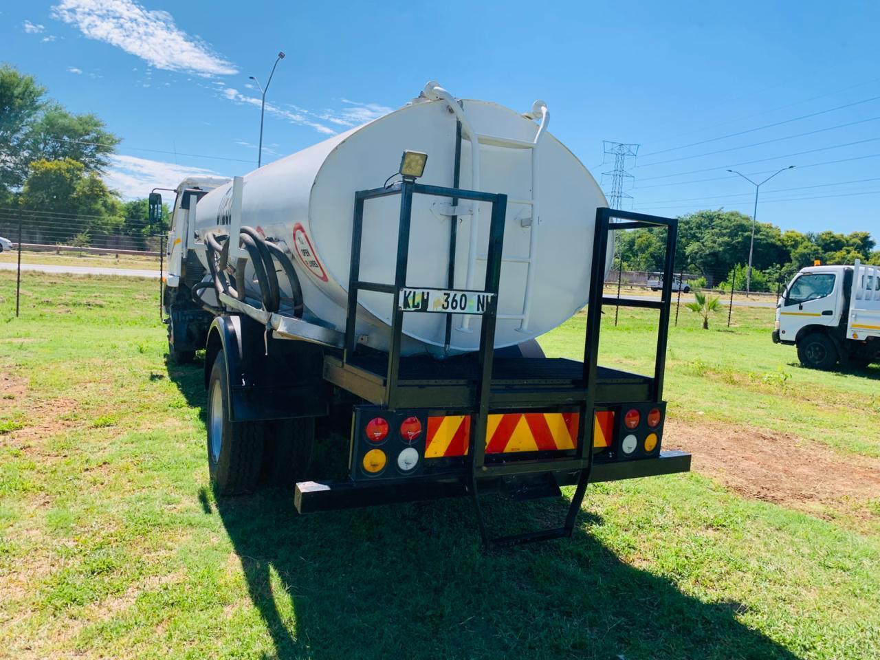 NISSAN DIESEL UD85 DIESEL TANKER