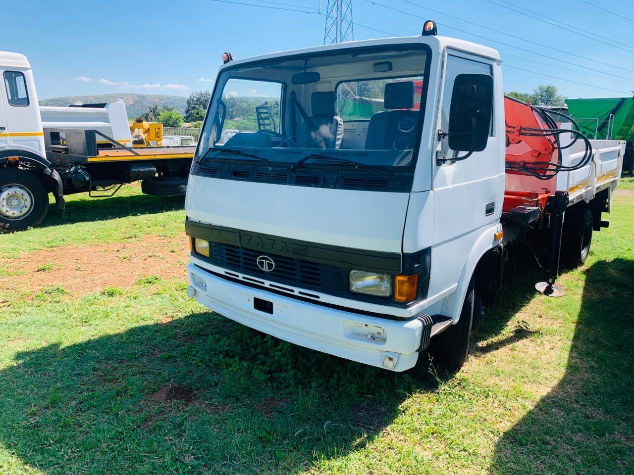TATA 809 3 CUBE TIPPER WITH CRANE