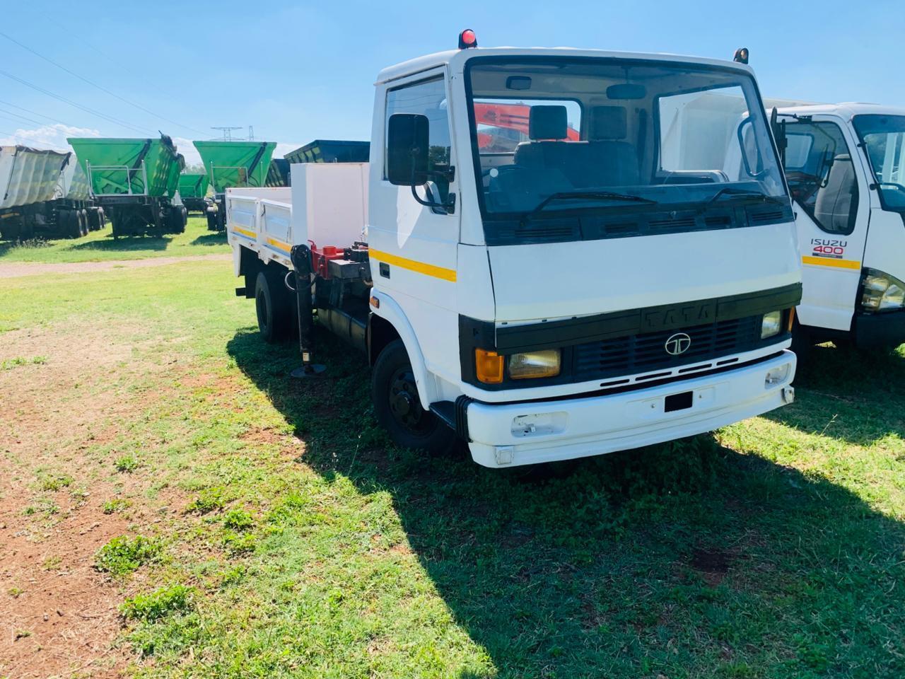TATA 809 3 CUBE TIPPER WITH CRANE