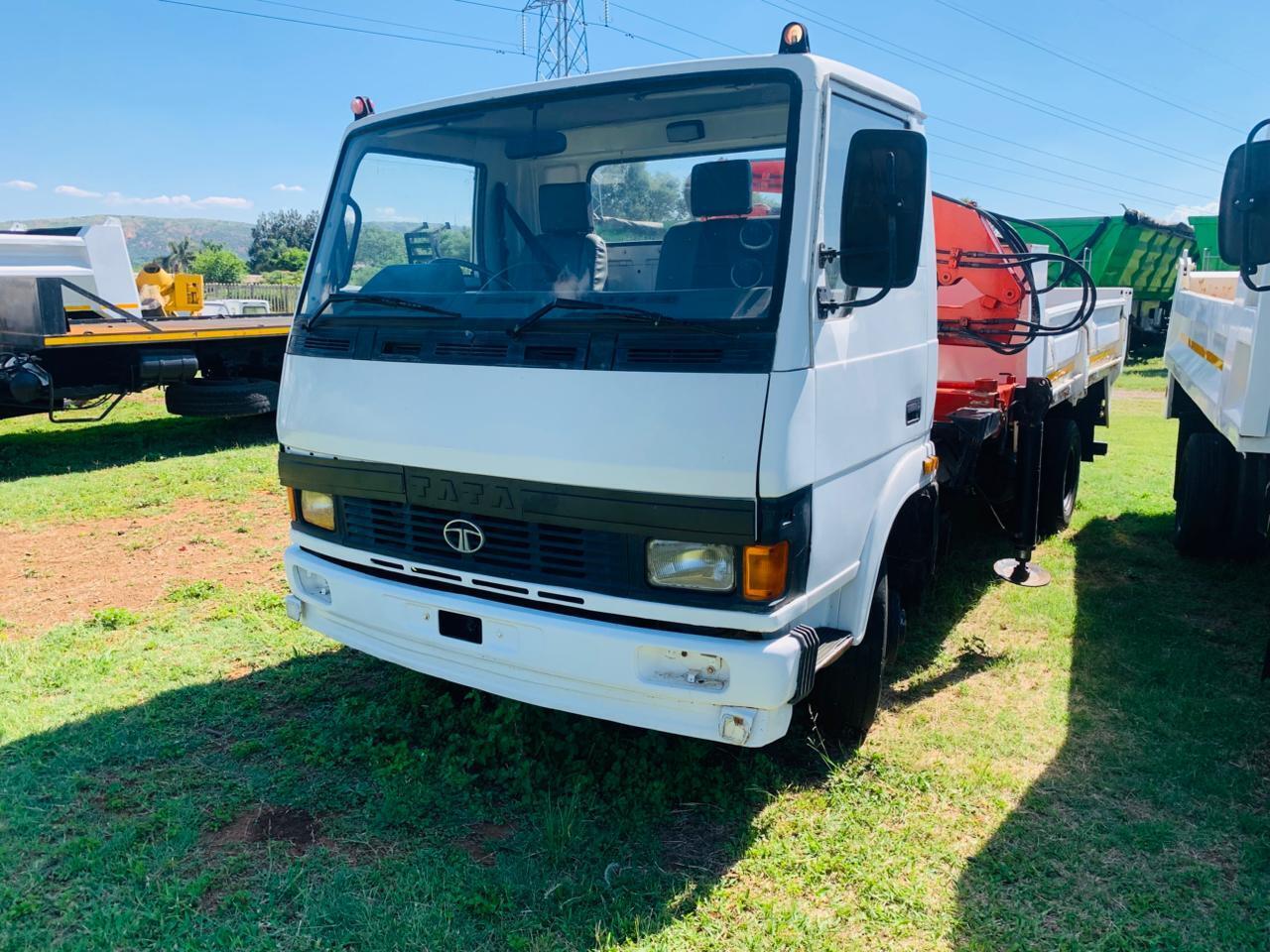 TATA 809 3 CUBE TIPPER WITH CRANE