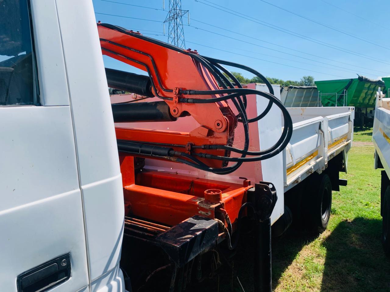 TATA 809 3 CUBE TIPPER WITH CRANE