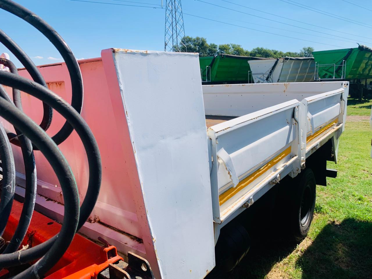 TATA 809 3 CUBE TIPPER WITH CRANE