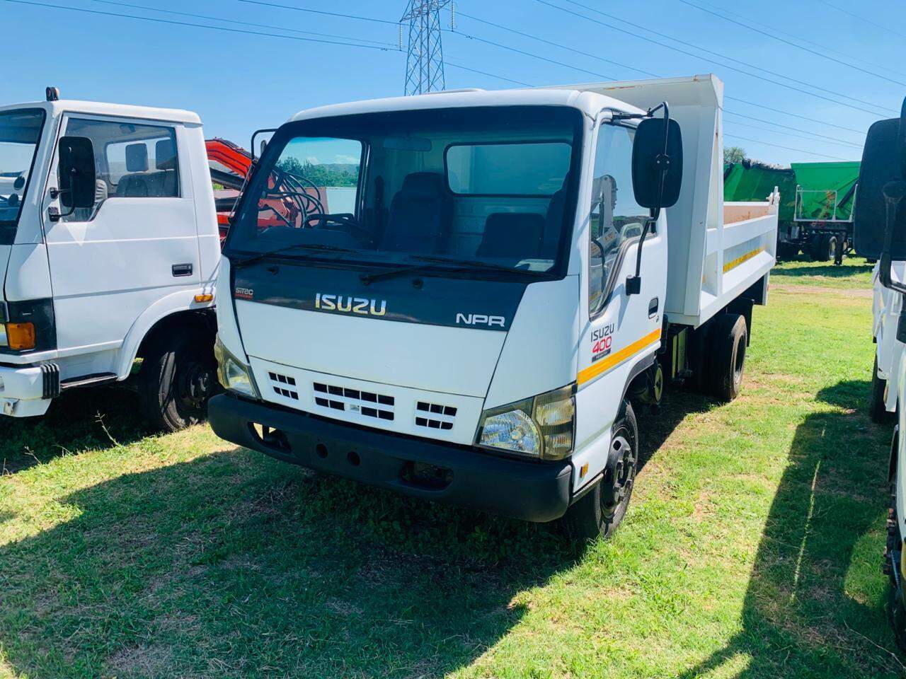 ISUZU NPR 400 3 CUBE TIPPER