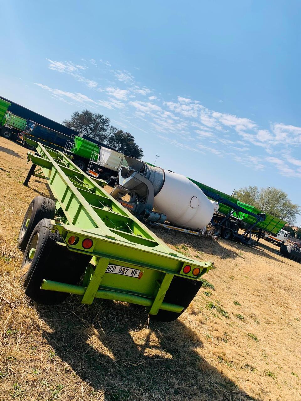 HENDRED FRAUEHAUF SKELETAL TRAILER