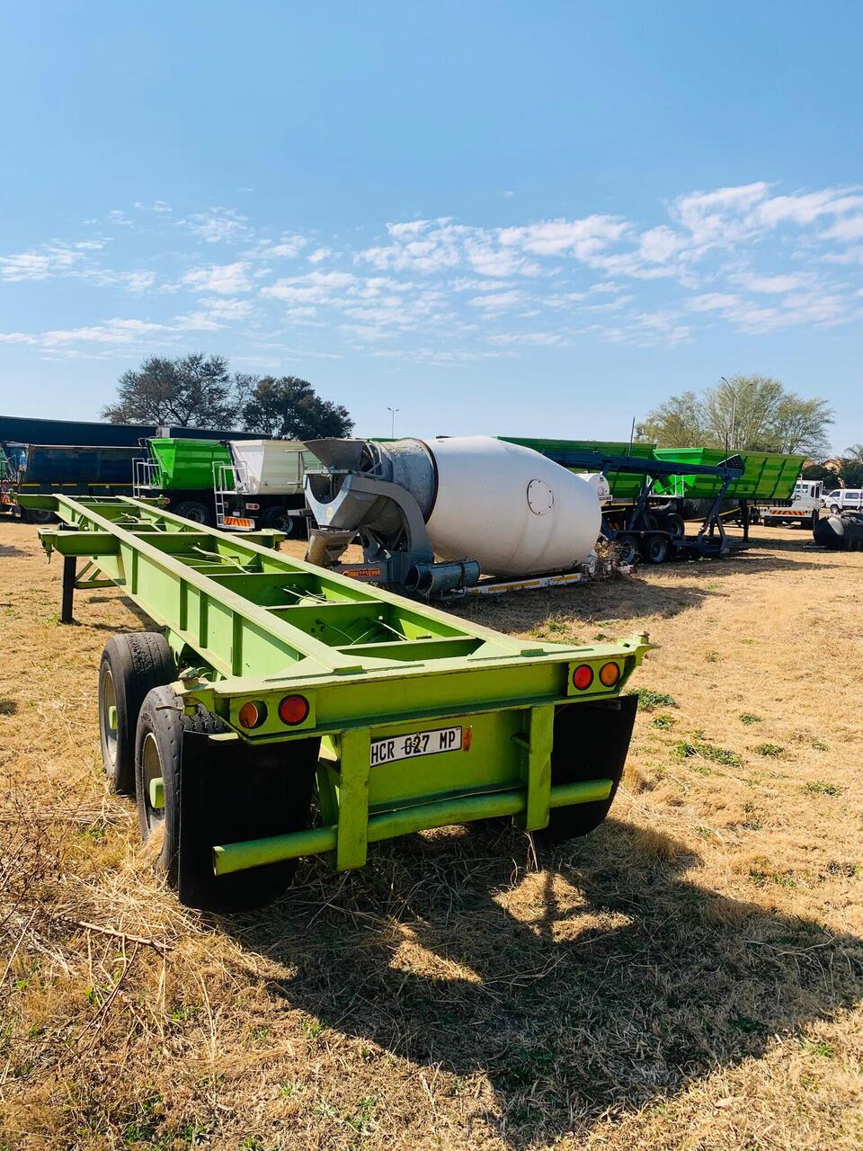 HENDRED FRAUEHAUF SKELETAL TRAILER