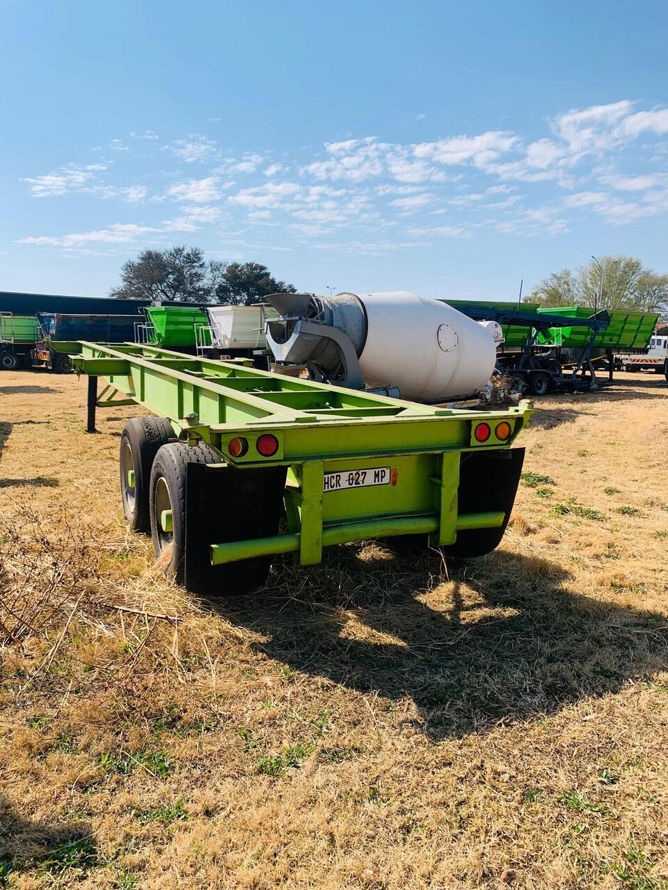 HENDRED FRAUEHAUF SKELETAL TRAILER