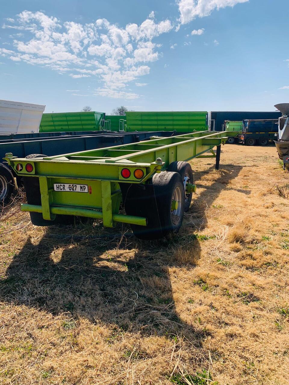 HENDRED FRAUEHAUF SKELETAL TRAILER