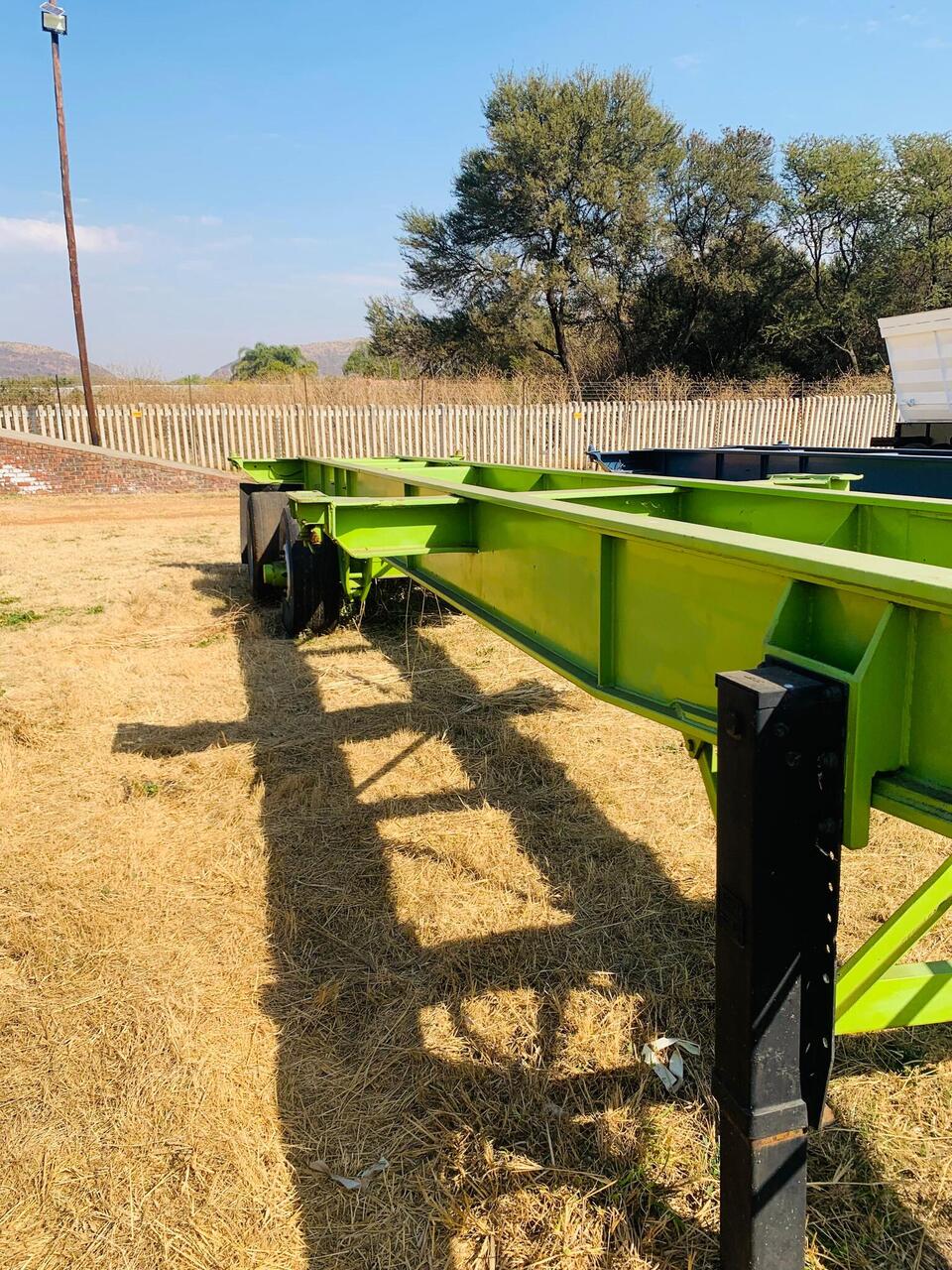 HENDRED FRAUEHAUF SKELETAL TRAILER