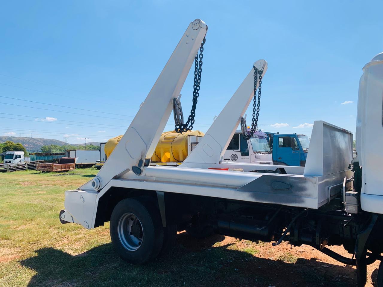 NISSAN DIESEL UD85 SKIPLOADER