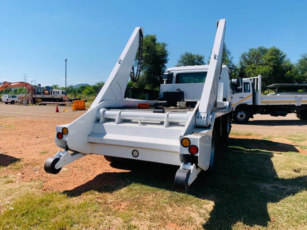 NISSAN DIESEL UD85 SKIPLOADER